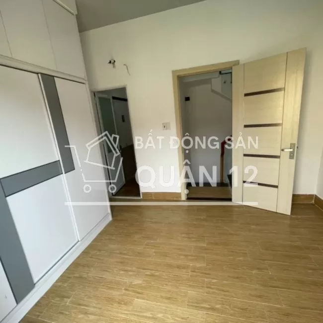 1 tỷ- nhà 1 trệt 2 tầng lầu + sân thượng- hẻm xe ô tô 
