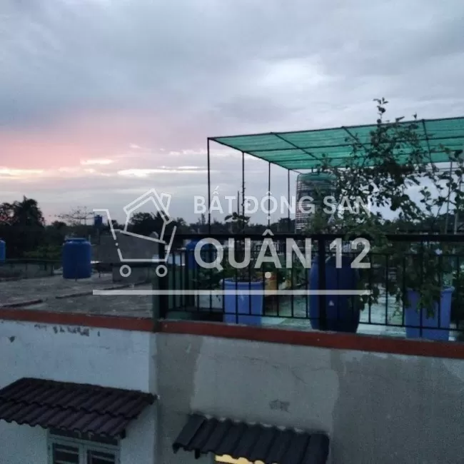 1 tỷ- nhà 1 trệt 2 tầng lầu + sân thượng- hẻm xe ô tô 