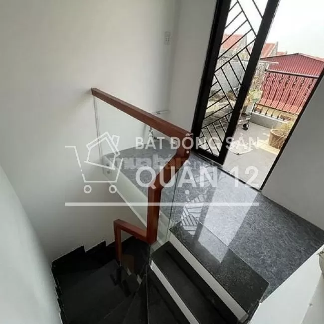 BÁN GẤP nhà đẹp 2 lầu 2PN, 3WC KDC đông đúc