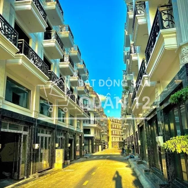 Nhà phố liền kề 200m2 ngay đường Hà Huy Giáp, gần CĐ Điện Lực