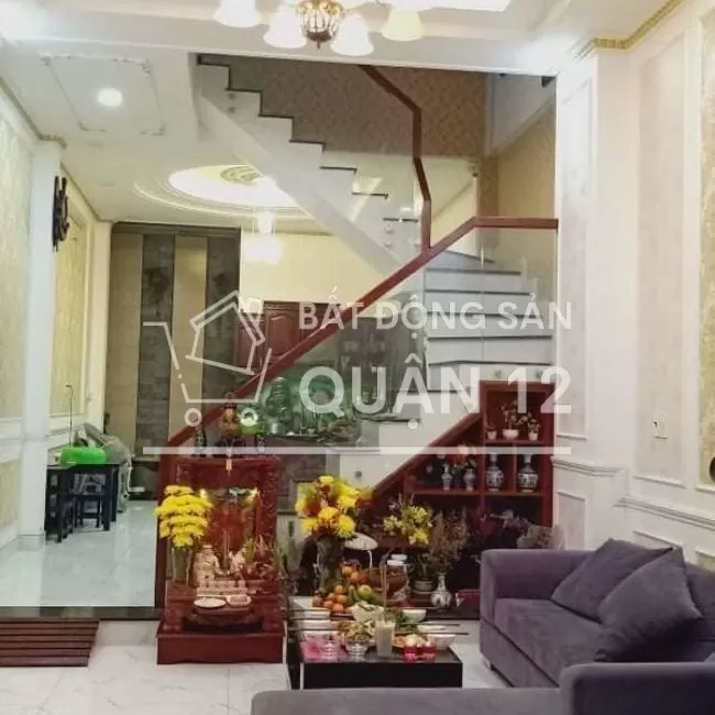 Nhà 4 tầng, đường  8m, xe hơi để trong nhà ,view kênh đẹp thoáng mát,