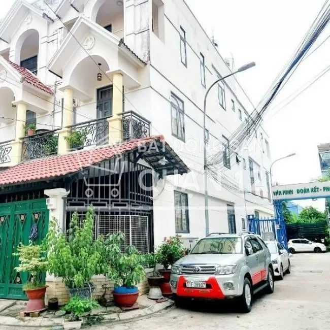Nhà góc 2 mặt Tiền Khu Dân Vip Thạnh Lộc 19 ngã tư ga.DT. 4.4m x 15m.