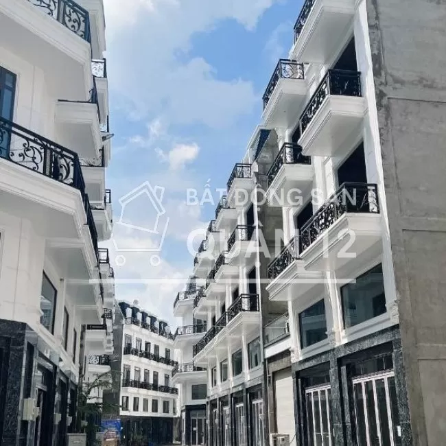 Cần bán nhà gộp chính chủ không xoay được tiền Q12