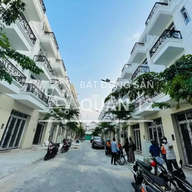 Nhà phố 5x15m ngã tư ga 1 trệt 3 lầu giá 4.8 tỷ có sổ hồng riêng, HXH