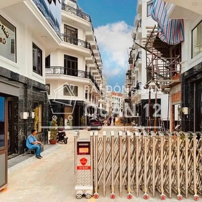 Nhà 1 trệt 3 lầu, có thang máy. 4mx14m. Đường nhựa 8m, vỉa hè 2m.