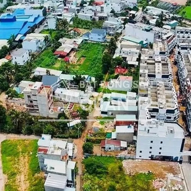 Nhà 1 trệt 3 lầu, có thang máy. 4mx14m. Đường nhựa 8m, vỉa hè 2m.