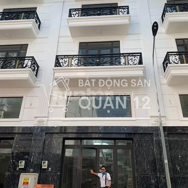 Nhà 1 trệt 3 lầu, có thang máy. 4mx14m. Đường nhựa 8m, vỉa hè 2m.