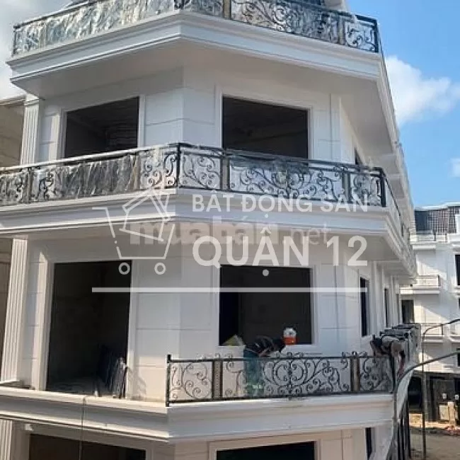 Nhà 1 trệt 3 lầu, có thang máy. 4mx14m. Đường nhựa 8m, vỉa hè 2m.