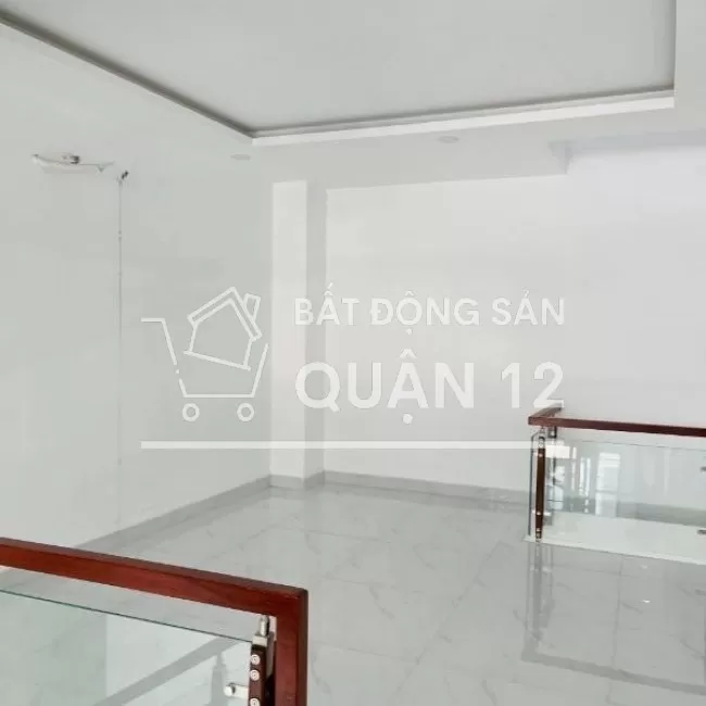 Nhà MT Gần UBND , 1 trệt 4 lầu, có thang máy, DT 5X18M SHR, ở liền  