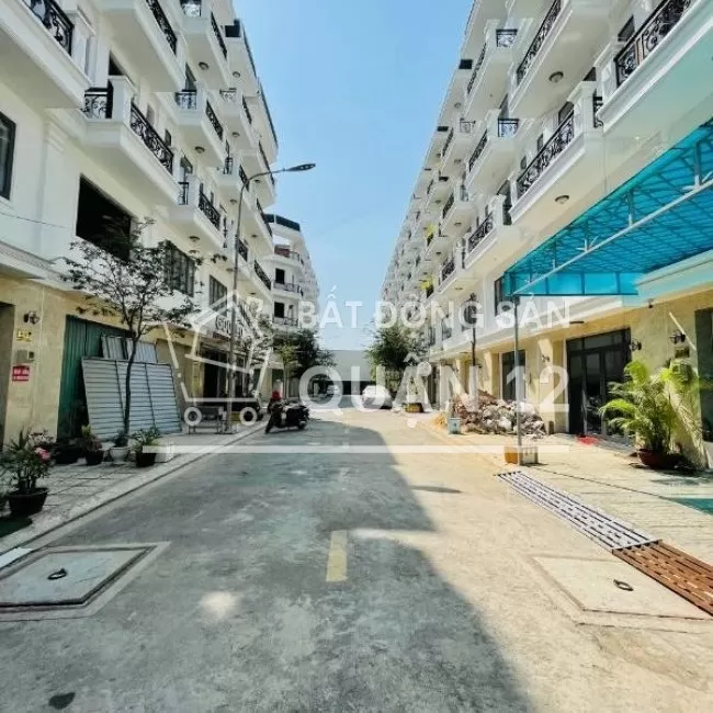 Nhà MT Gần UBND , 1 trệt 4 lầu, có thang máy, DT 5X18M SHR, ở liền  