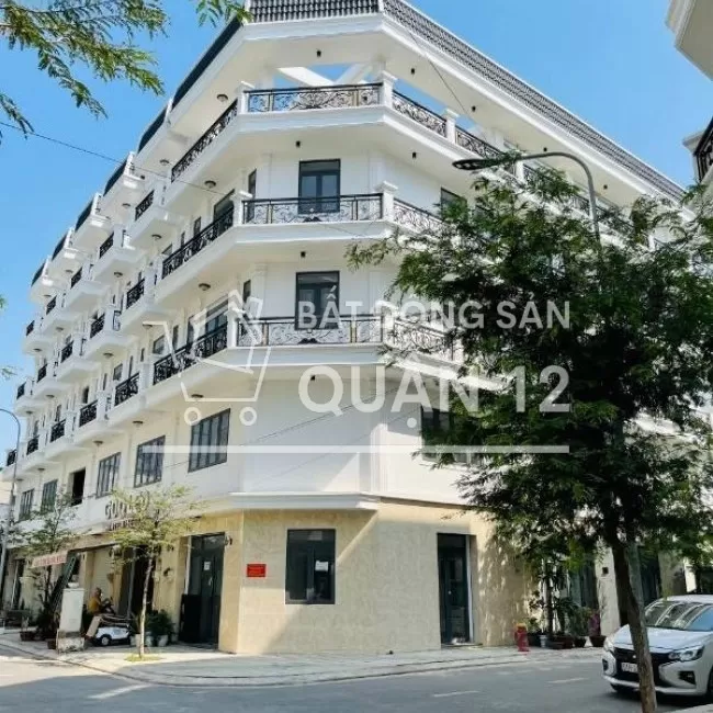 Nhà MT Gần UBND , 1 trệt 4 lầu, có thang máy, DT 5X18M SHR, ở liền  