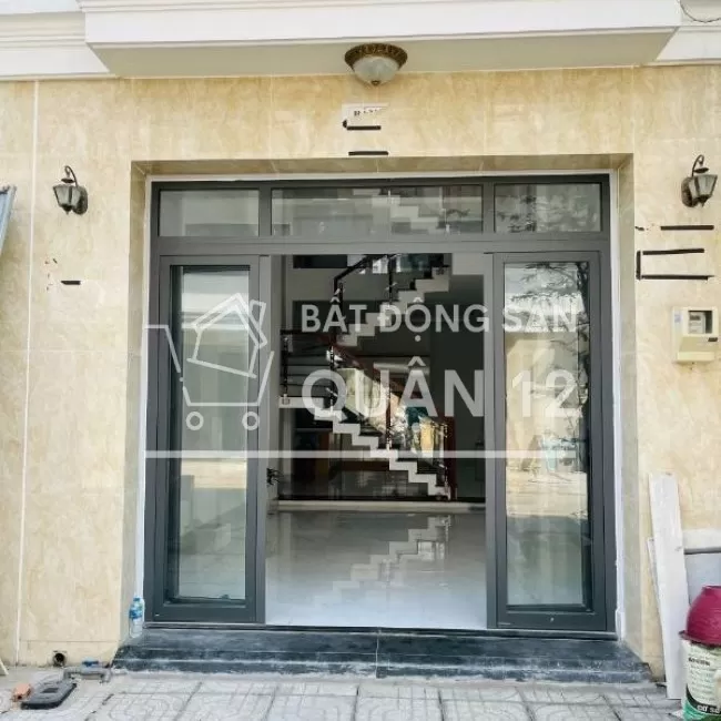 Nhà MT Gần UBND , 1 trệt 4 lầu, có thang máy, DT 5X18M SHR, ở liền  