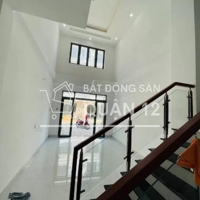 Nhà MT Gần UBND , 1 trệt 4 lầu, có thang máy, DT 5X18M SHR, ở liền  