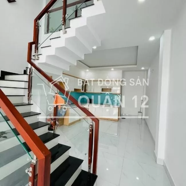 Nhà MT Gần UBND , 1 trệt 4 lầu, có thang máy, DT 5X18M SHR, ở liền  