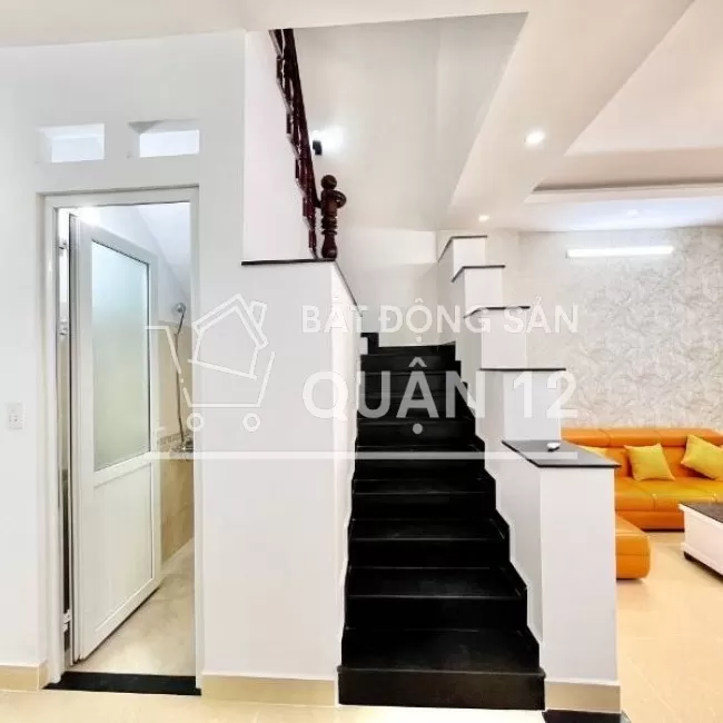 Nhà Mặt tiền  5,6*16m . 2 lầu. Gần chợ