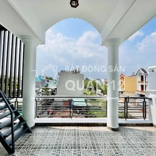 Nhà Mặt tiền  5,6*16m . 2 lầu. Gần chợ