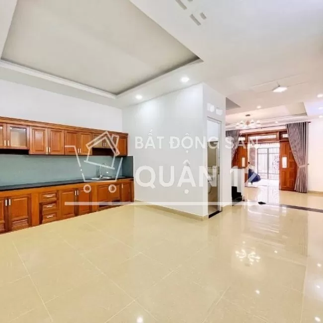 Nhà Mặt tiền  5,6*16m . 2 lầu. Gần chợ