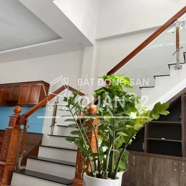 NHÀ 2 LẦU  Hà Huy Giáp  - Quận 12  có vỉa hè kinh doanh 