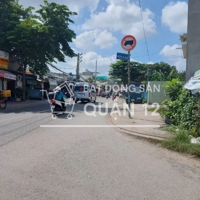 Nhà mới xây sát chợ,  cách gò vấp 1km.