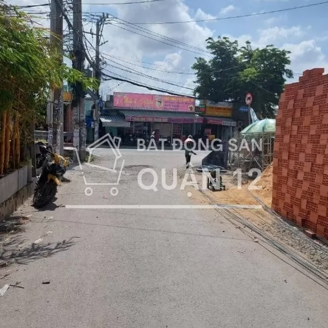 Nhà mặt tiền đường nhựa thông,  sát chợ,  cách gò vấp 1km.