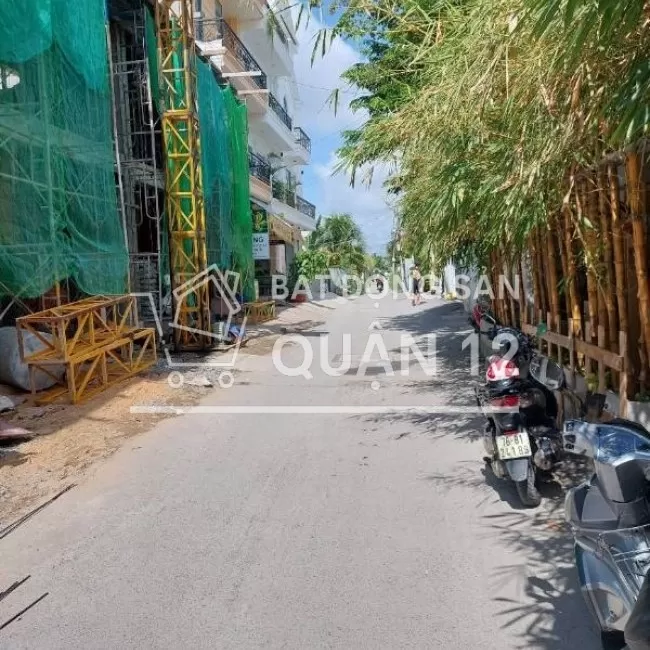 Nhà mặt tiền đường nhựa thông,  sát chợ,  cách gò vấp 1km.
