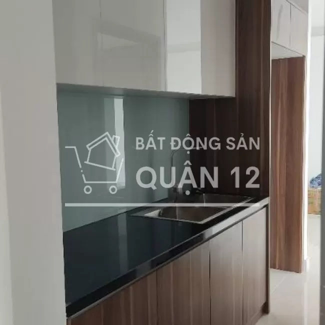 Căn hộ cao cấp, tầng cao, view đẹp, hai phòng ngủ và hai nhà vệ sinh. 